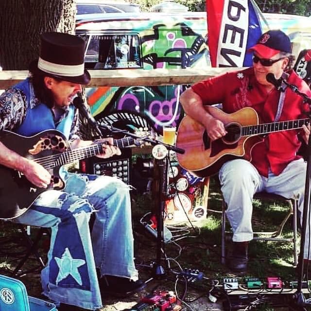 2horsejohnson Two Horse Johnson Band playing music.