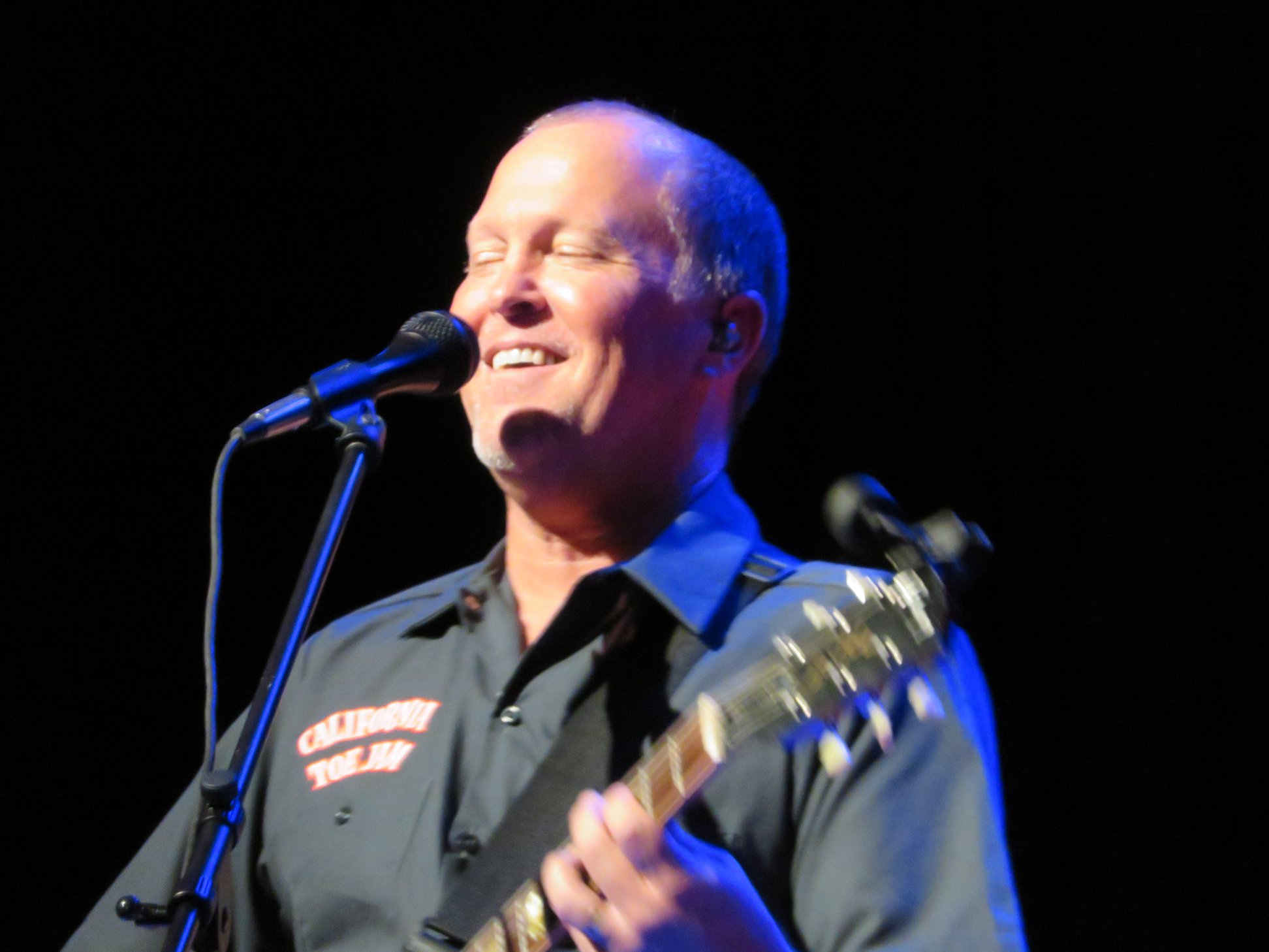 Harry Havery playing live music.